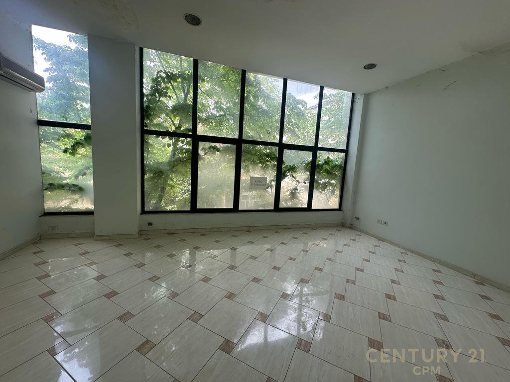 Espaço comercial para alugar na rua tefta tashko koco!