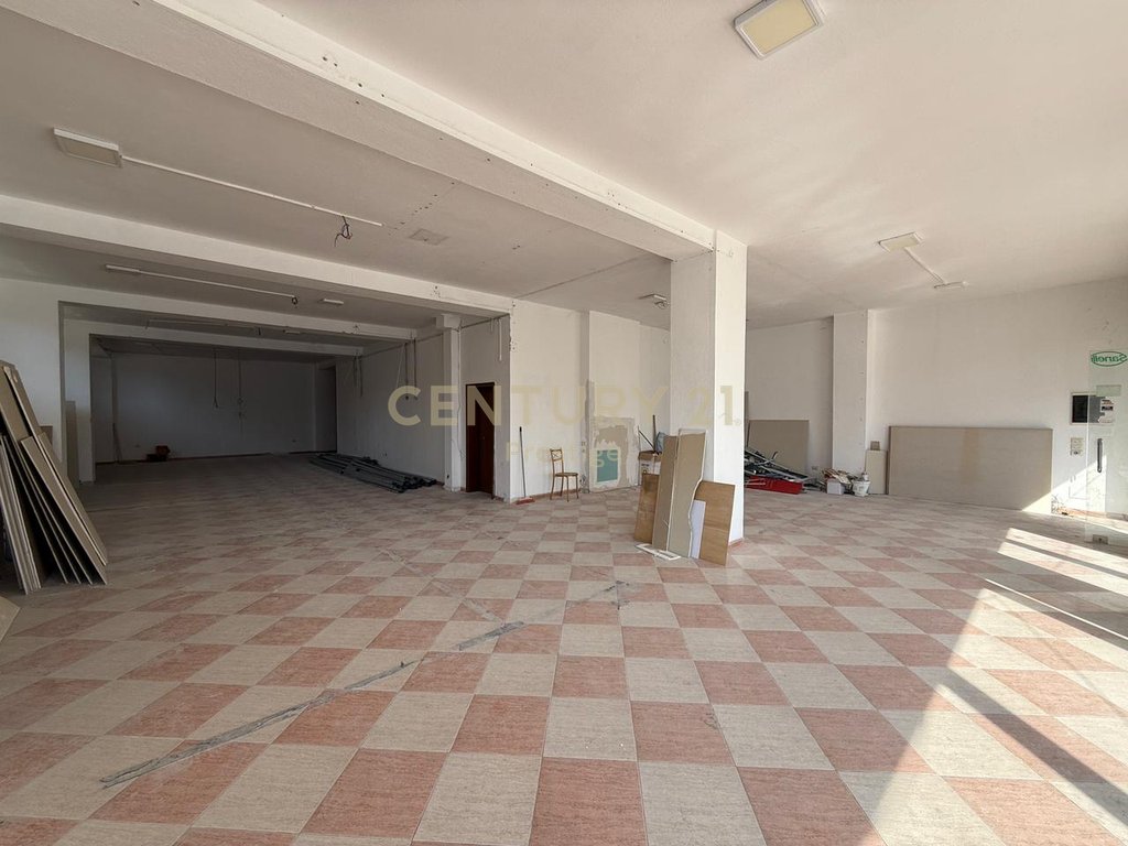 Espaço comercial para alugar na rua tefta tashko koco!