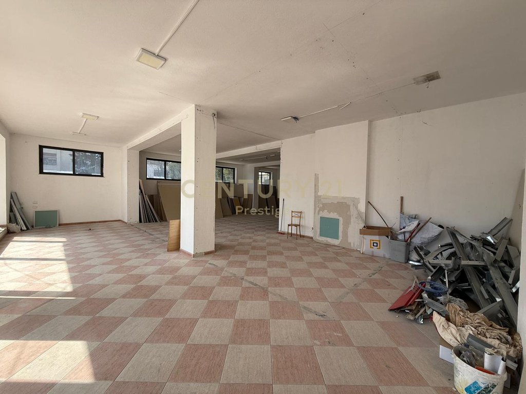 Espaço comercial para alugar na rua tefta tashko koco!