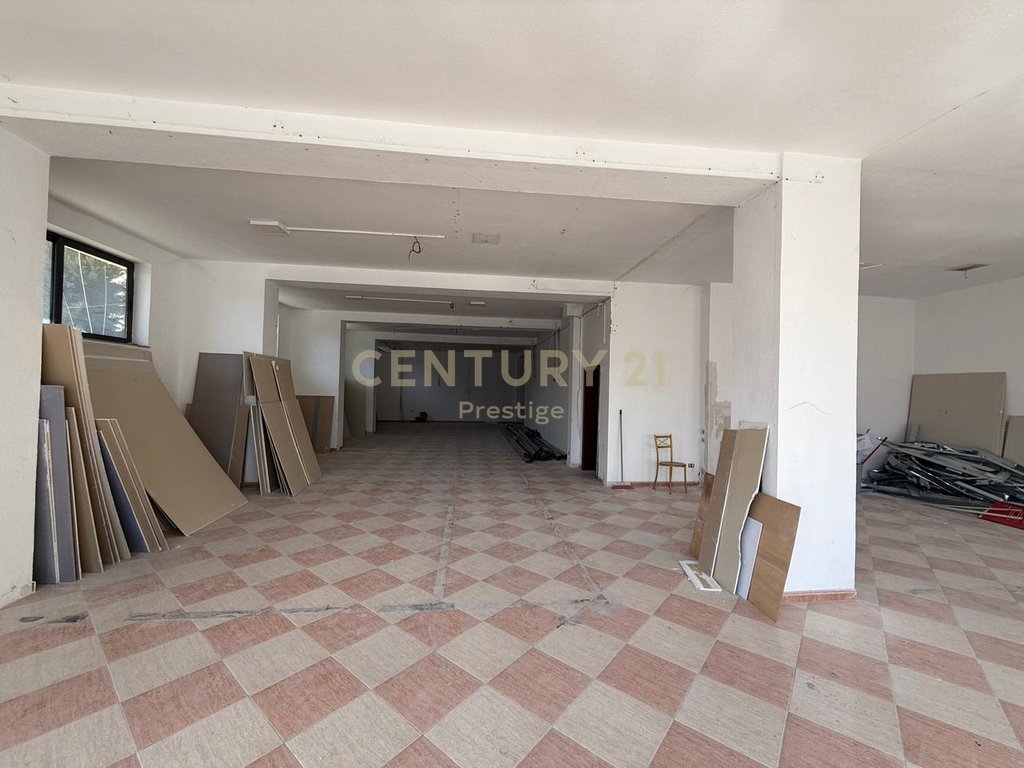 Espaço comercial para alugar na rua tefta tashko koco!