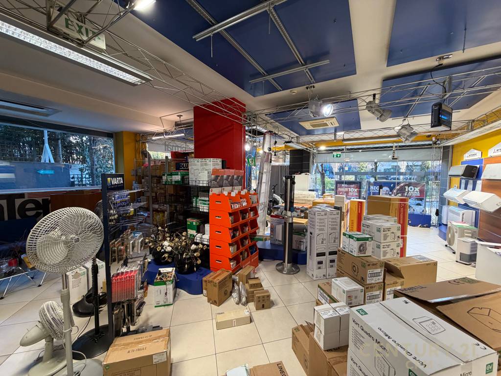 Espaço comercial para alugar na rua tefta tashko koco!