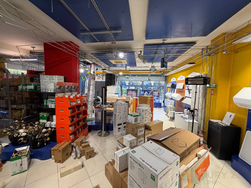 Espaço comercial para alugar na rua tefta tashko koco!