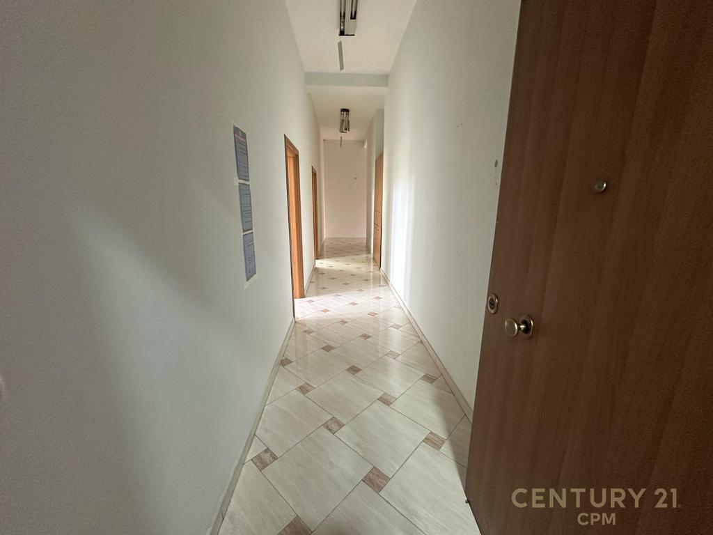 Espaço comercial para alugar na rua tefta tashko koco!