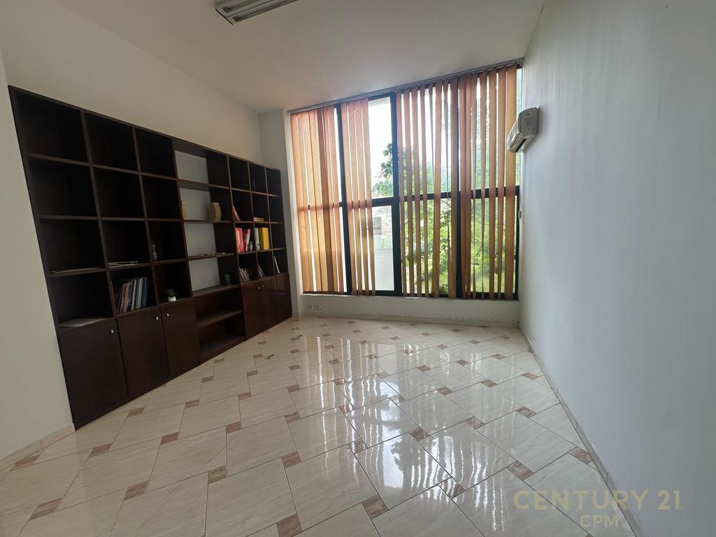 Espaço comercial para alugar na rua tefta tashko koco!