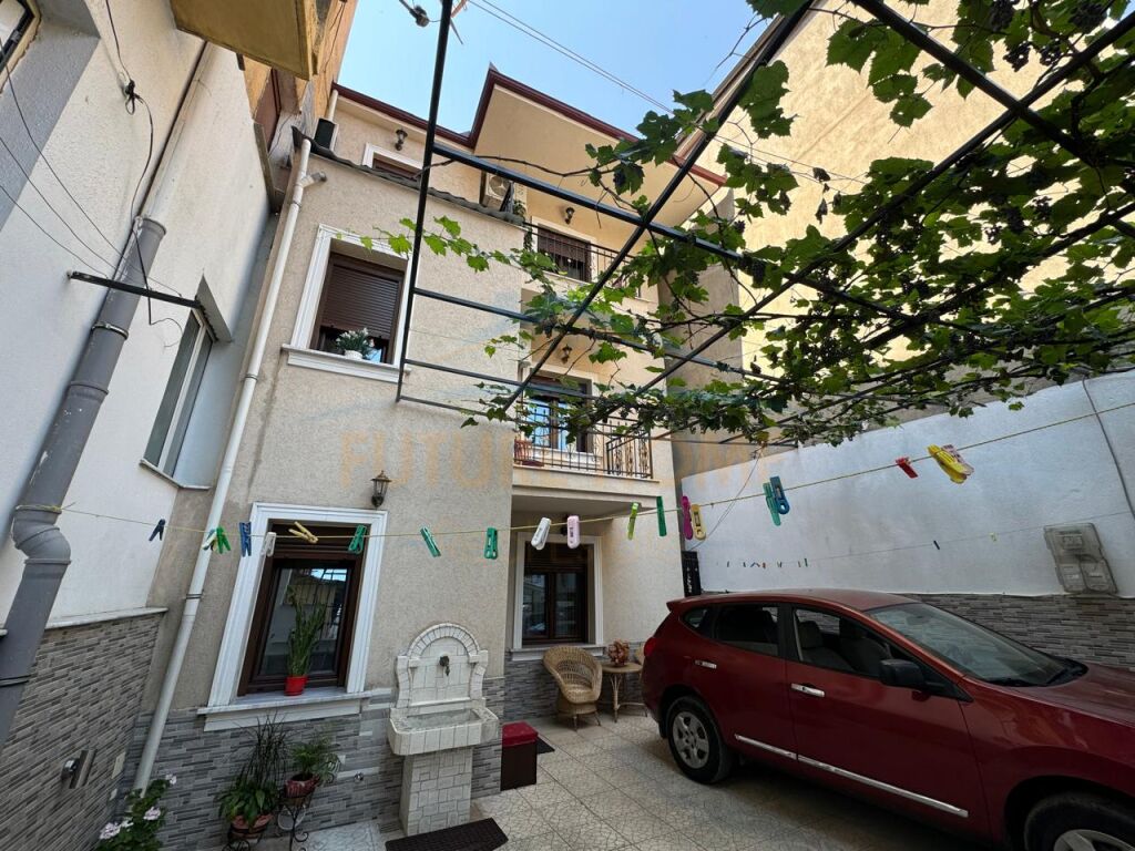 In vendita, casa di ospitalità, vicino al mercato, Korçë.