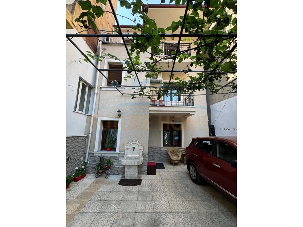 In vendita, casa di ospitalità, vicino al mercato, Korçë.