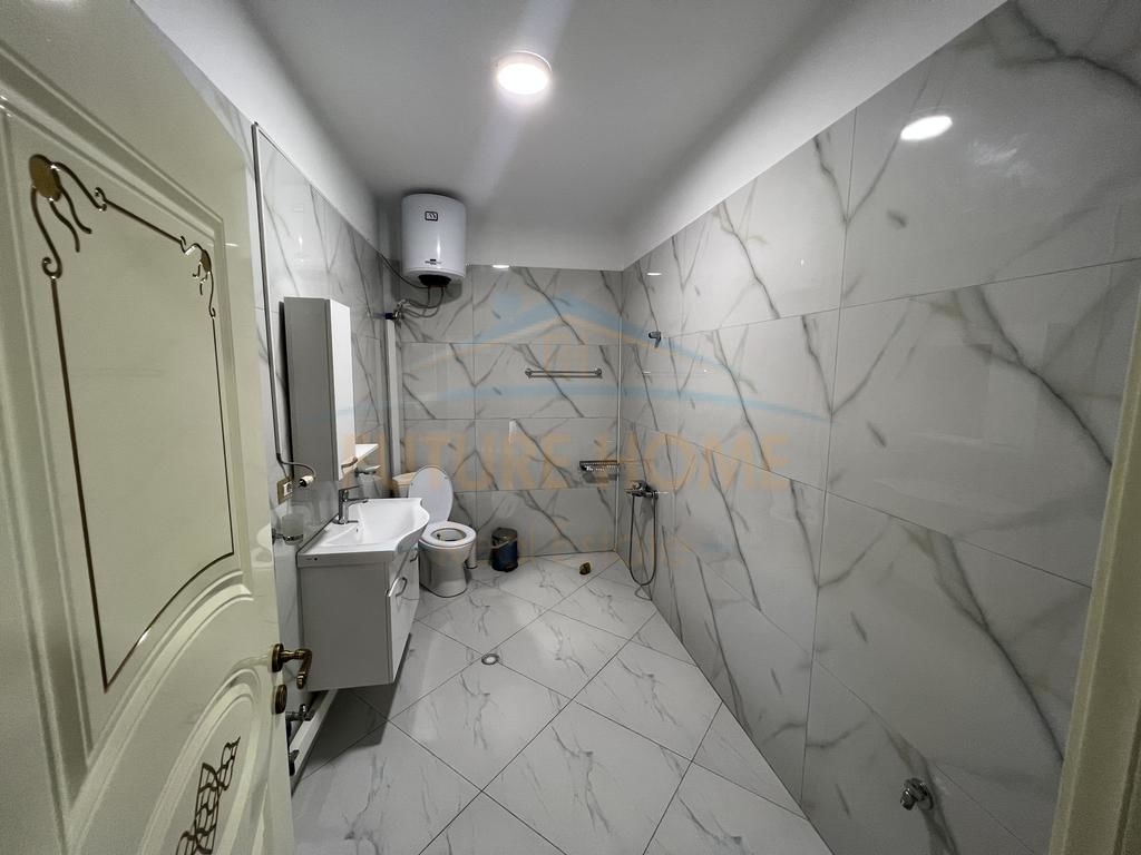 In vendita, casa di ospitalità, vicino al mercato, Korçë.