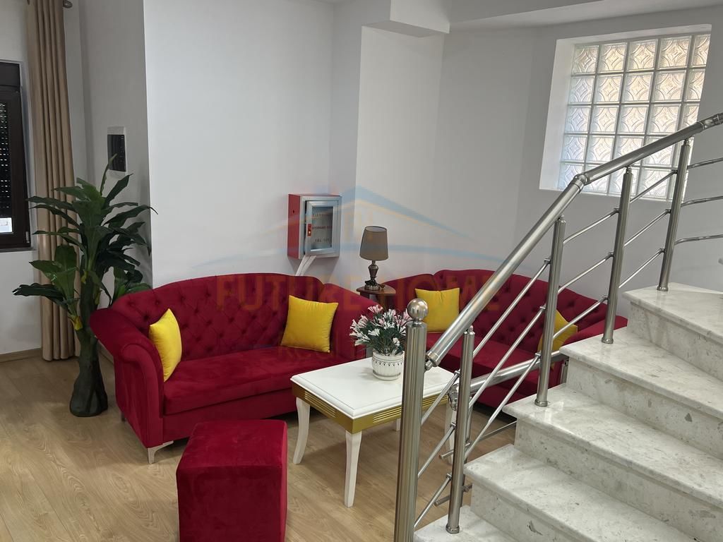 In vendita, casa di ospitalità, vicino al mercato, Korçë.