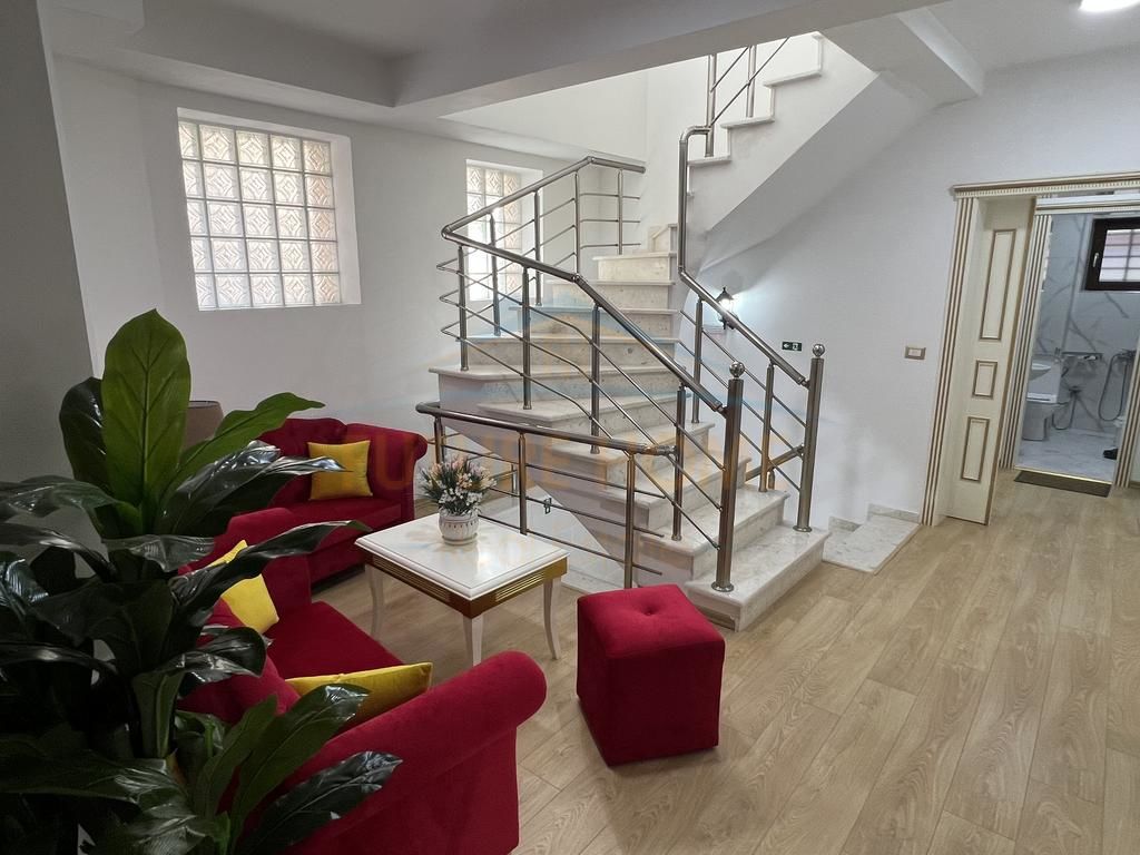 In vendita, casa di ospitalità, vicino al mercato, Korçë.