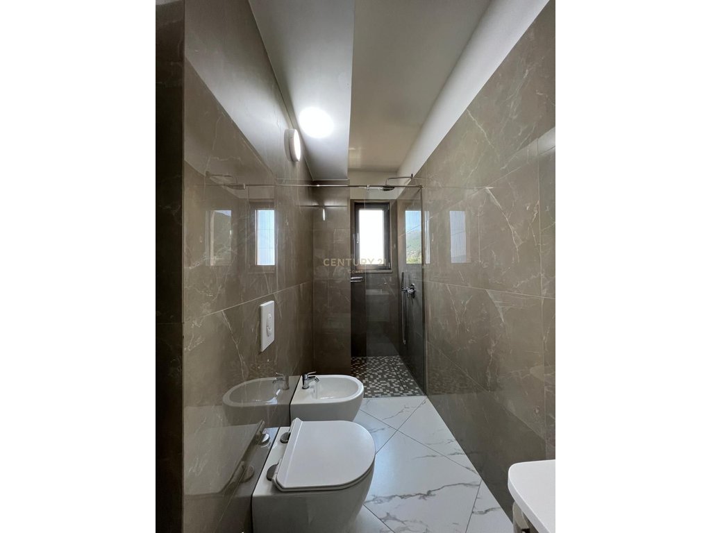 Apartamento de luxo 2+1+2 para alugar, vista total do mar de cada quarto, vlore!