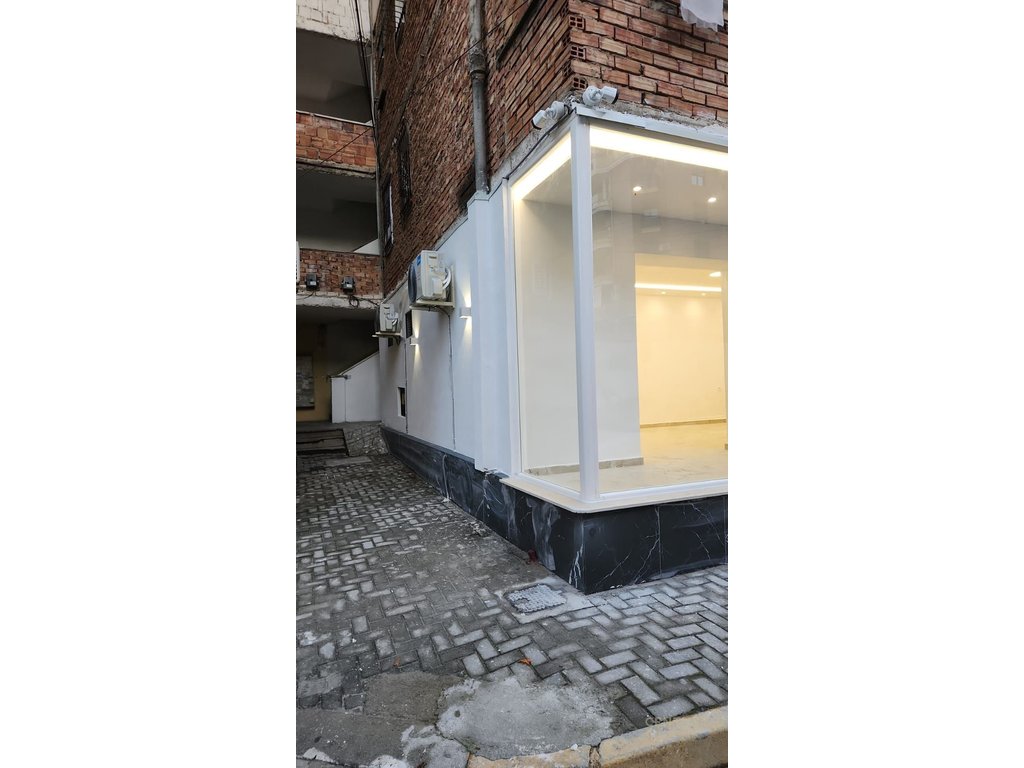 Shitet ambient komercial zona 21 dhjetori