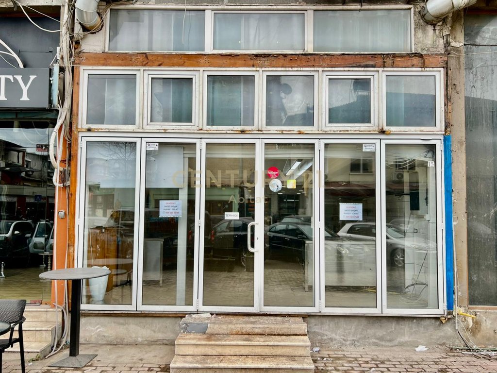 Shitet ambient komercial zona 21 dhjetori