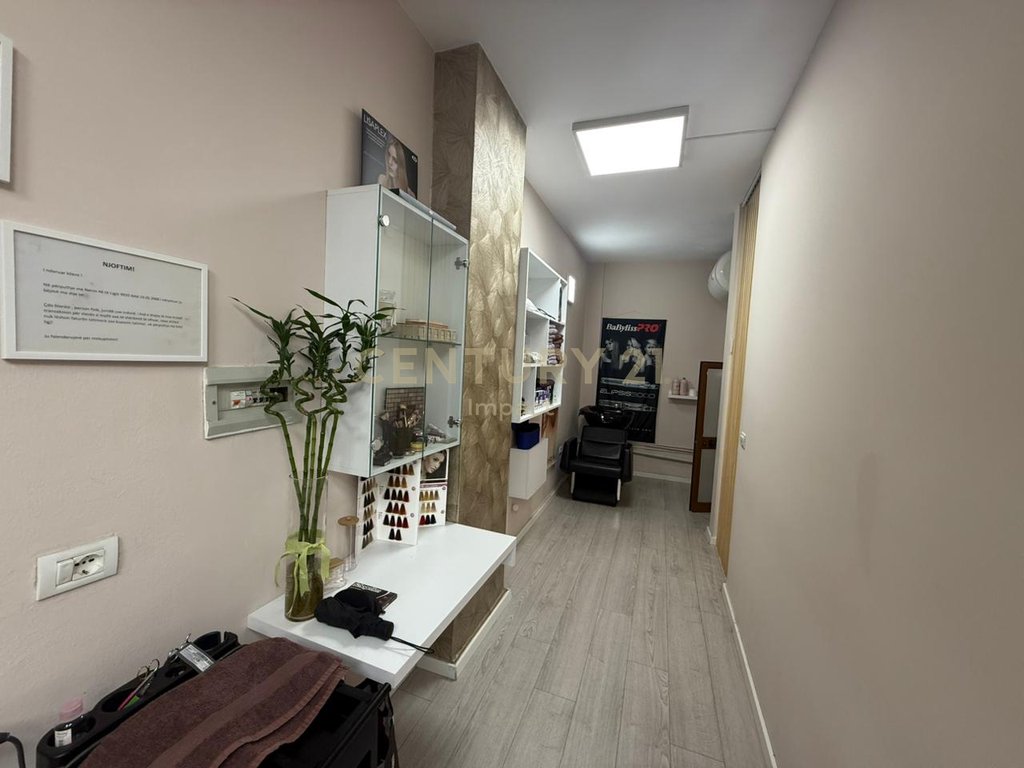 Shitet ambient komercial zona 21 dhjetori