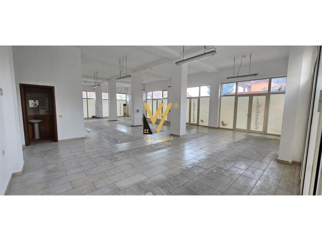 Jepet ambient komercial me qera ne vore 230 metra katror
