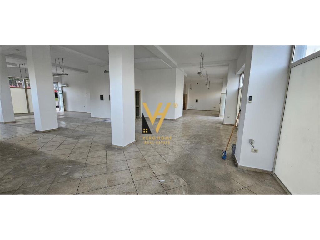 Jepet ambient komercial me qera ne vore 230 metra katror