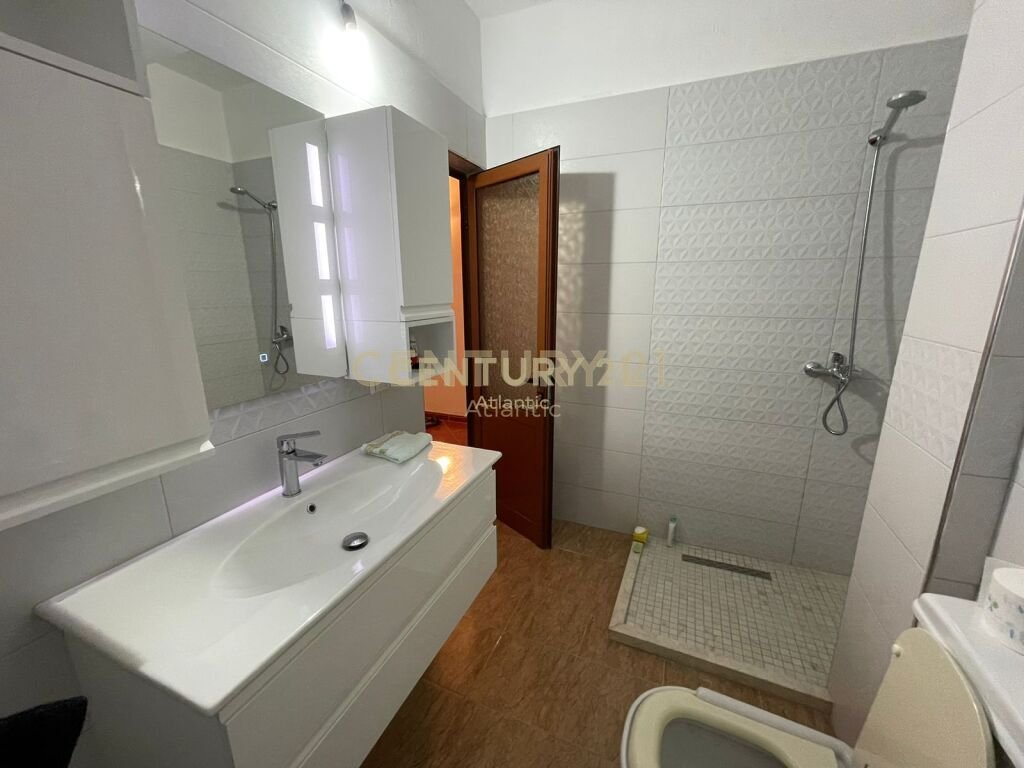 Shitet apartament 3+1+2t+3 ballkone prane markates durres!