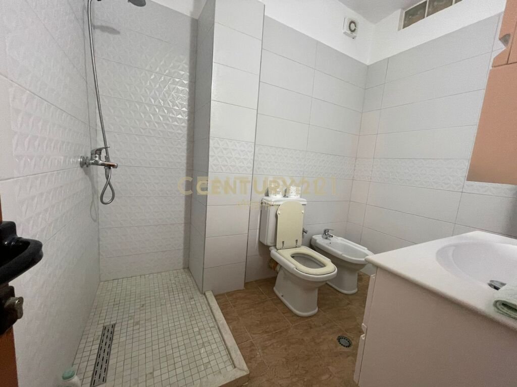 Shitet apartament 3+1+2t+3 ballkone prane markates durres!