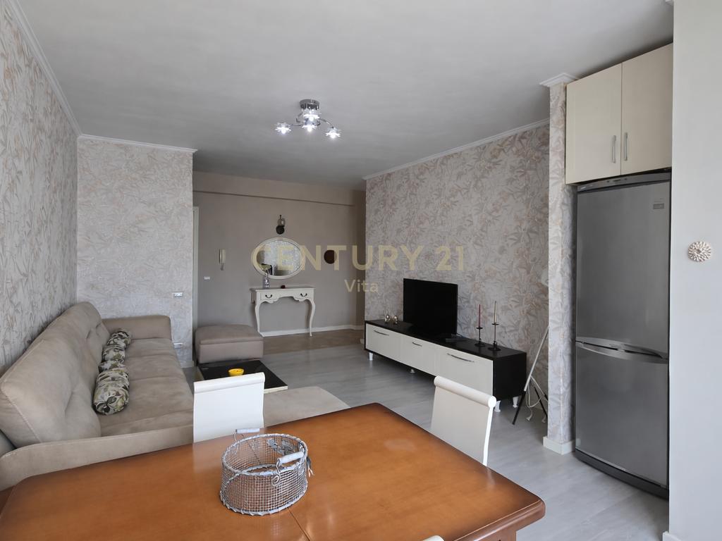 Shitet apartament 3+1+2t+3 ballkone prane markates durres!