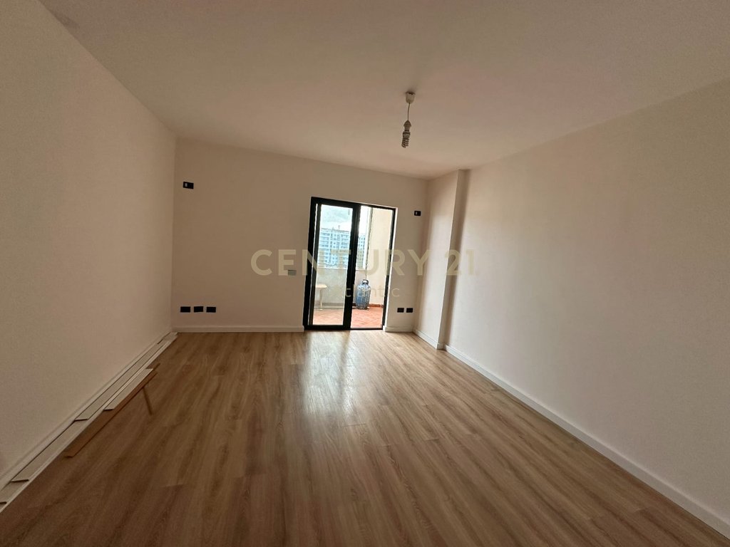 Shitet apartament 3+1+2t+3 ballkone prane markates durres!