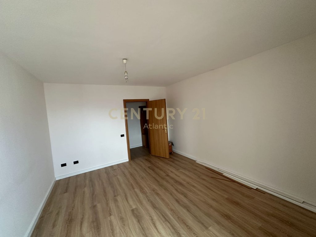Shitet apartament 3+1+2t+3 ballkone prane markates durres!