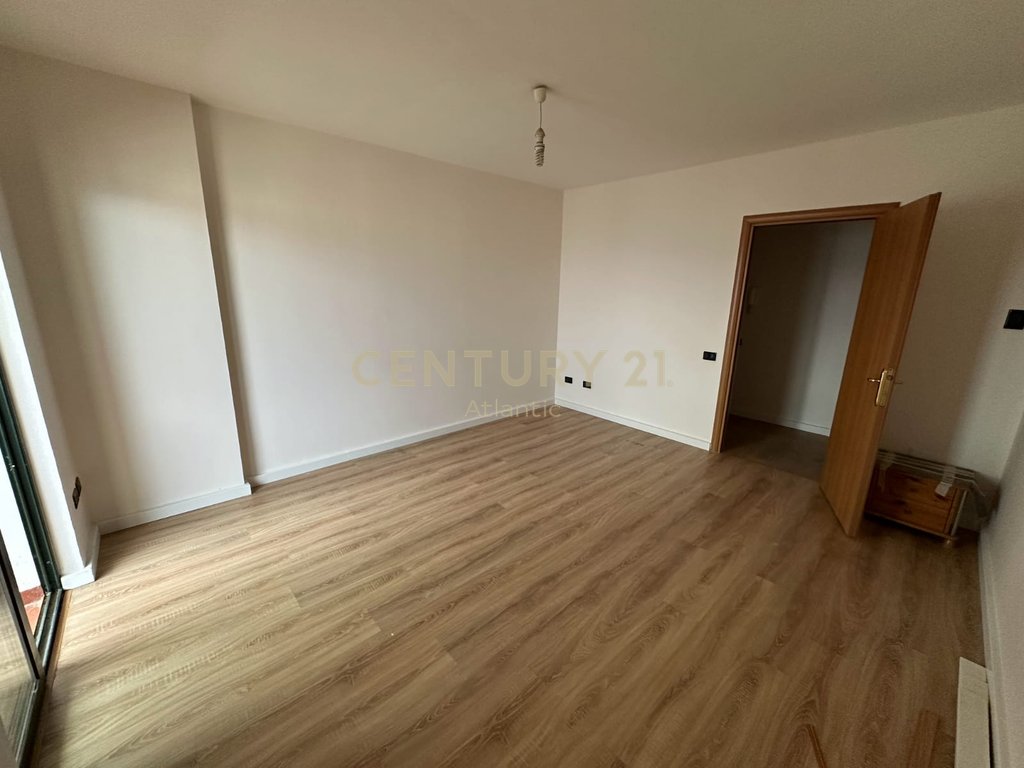 Shitet apartament 3+1+2t+3 ballkone prane markates durres!