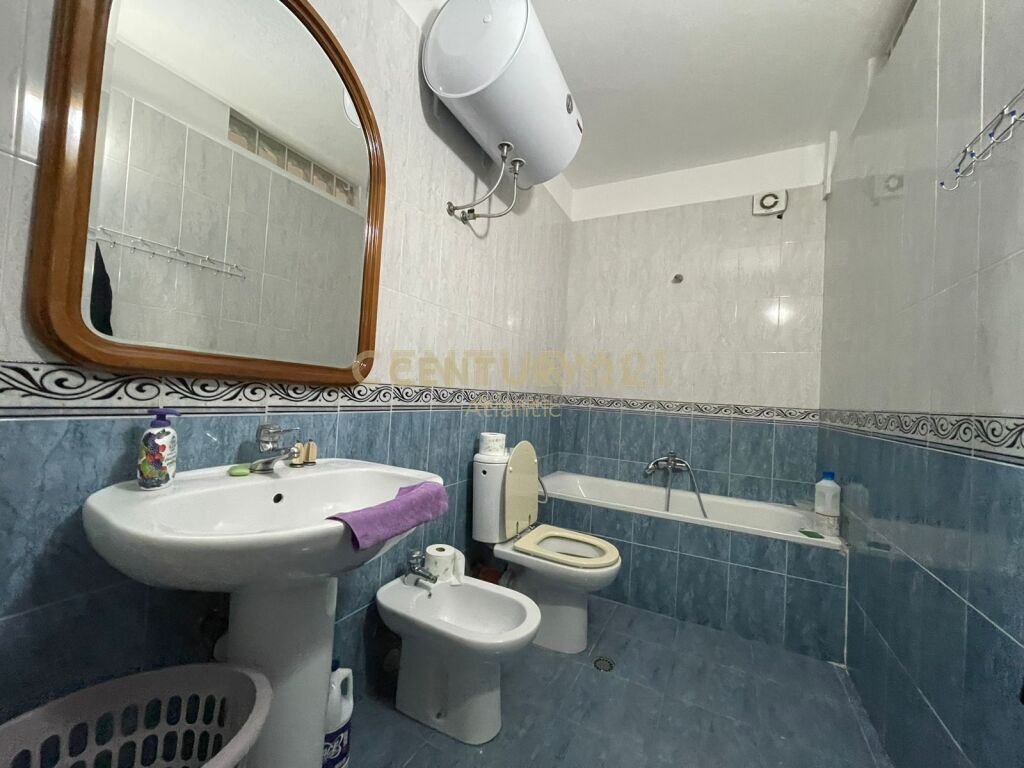 Shitet apartament 3+1+2t+3 ballkone prane markates durres!