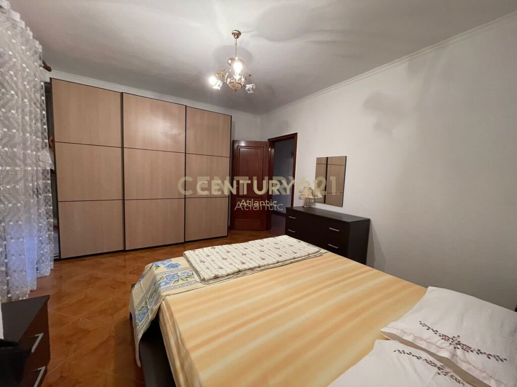 Shitet apartament 3+1+2t+3 ballkone prane markates durres!