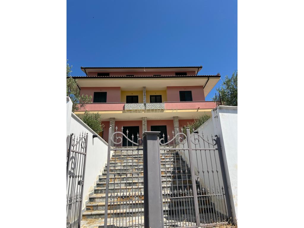 Villa à vendre à shijak !!