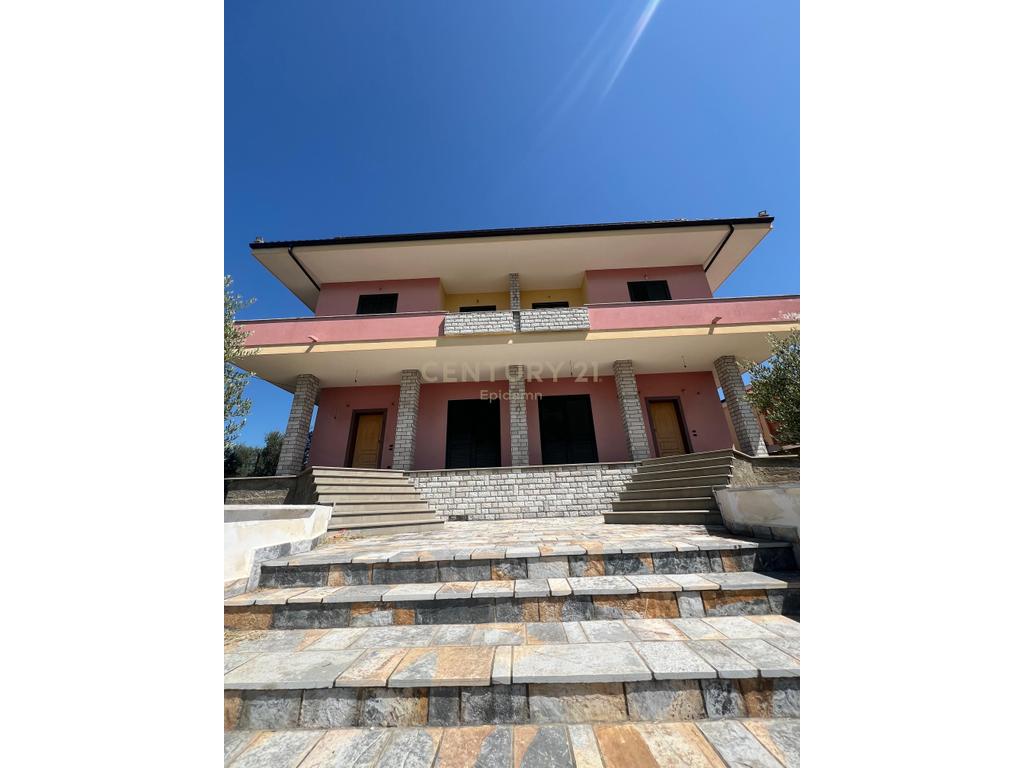Villa à vendre à shijak !!