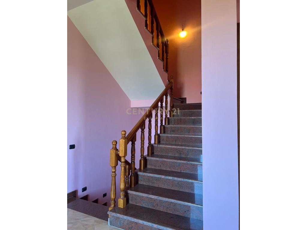 Villa à vendre à shijak !!