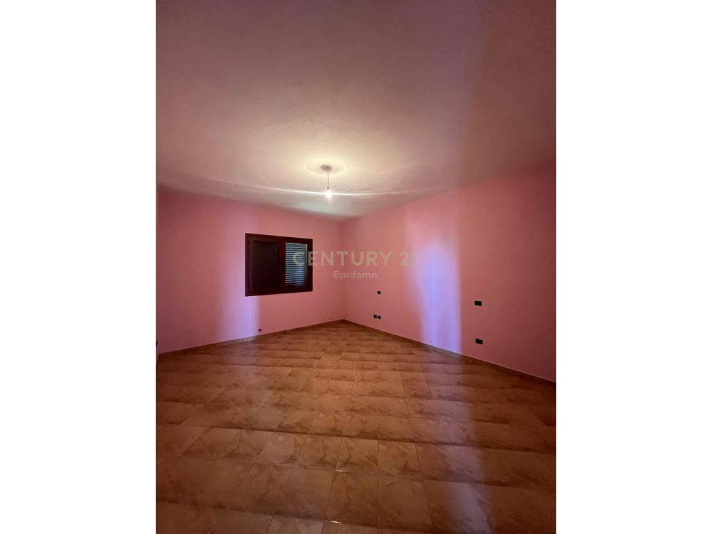 Villa à vendre à shijak !!