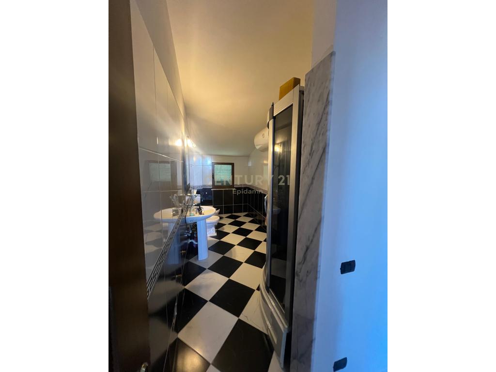 Villa à vendre à shijak !!