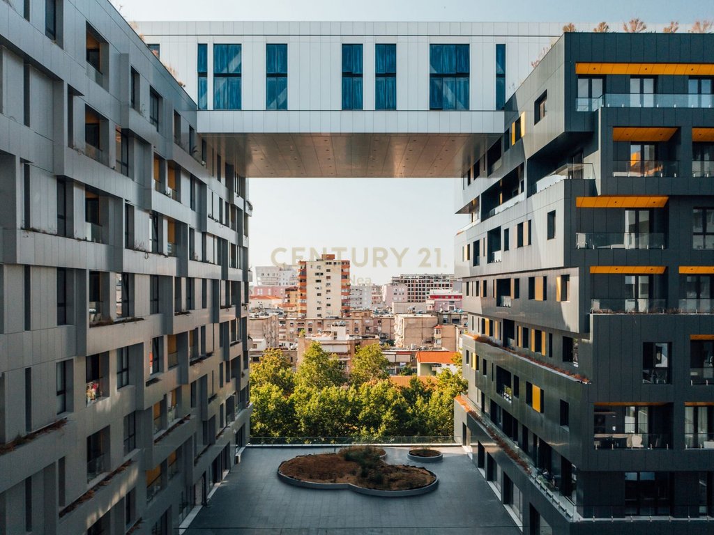 Espace lumineux à vendre/louer à square 21!