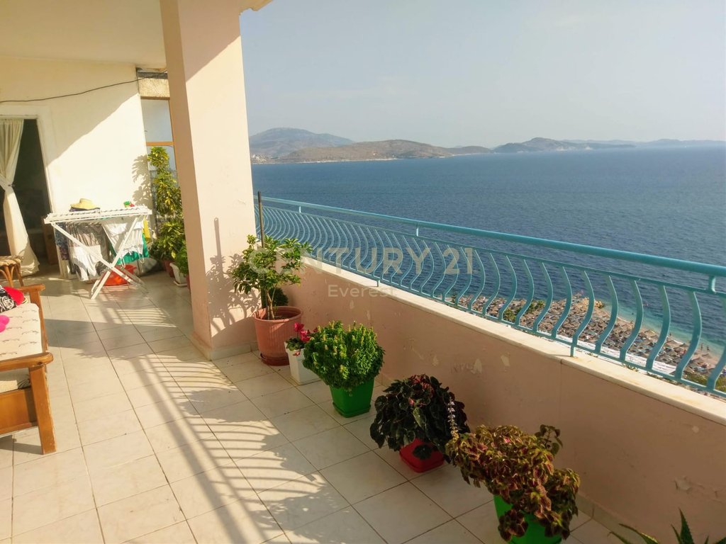 Sarande, penthouse no andar superior 3+1+2 com vista para o mar
