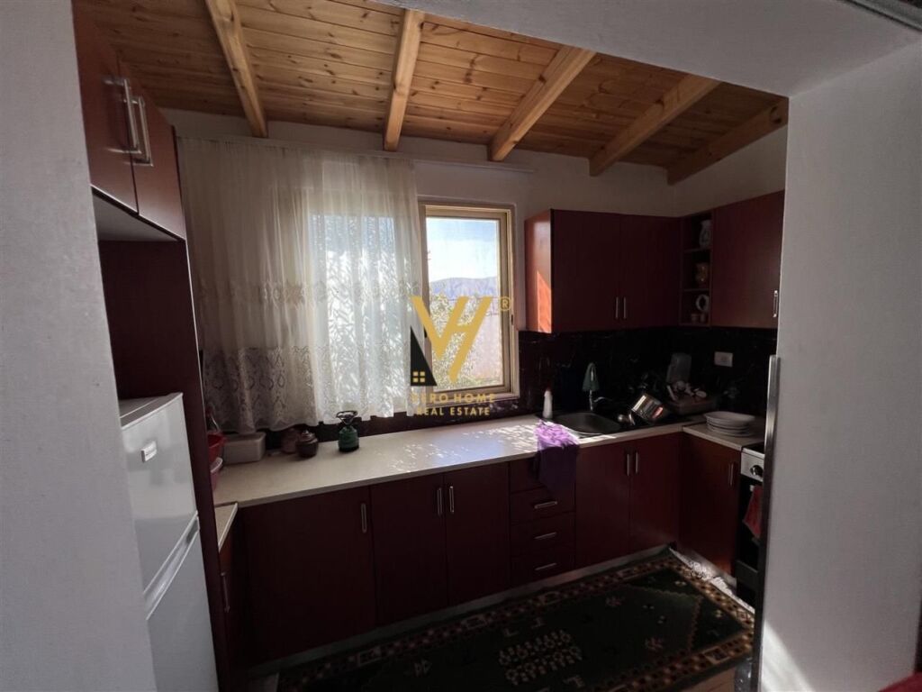 Shitet shtepi private ne sarande 70 metra katror