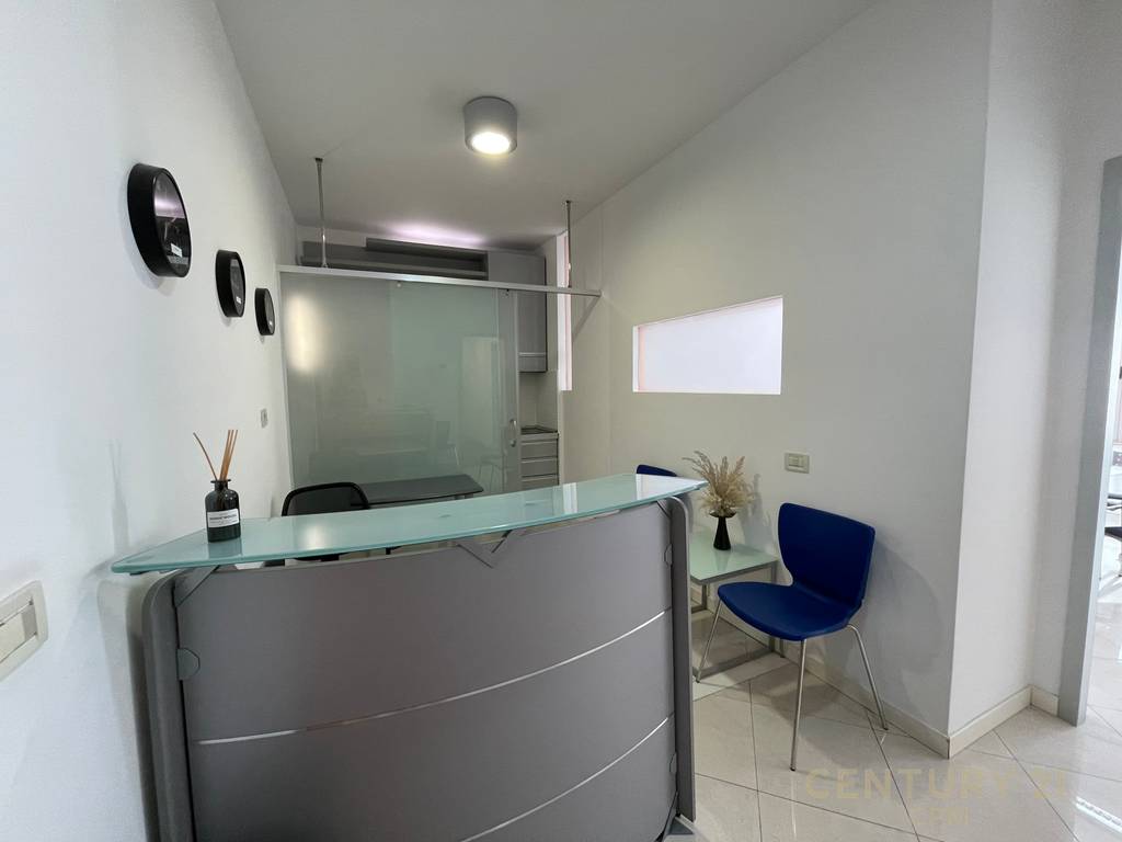 Oficina en alquiler en galeria etc
