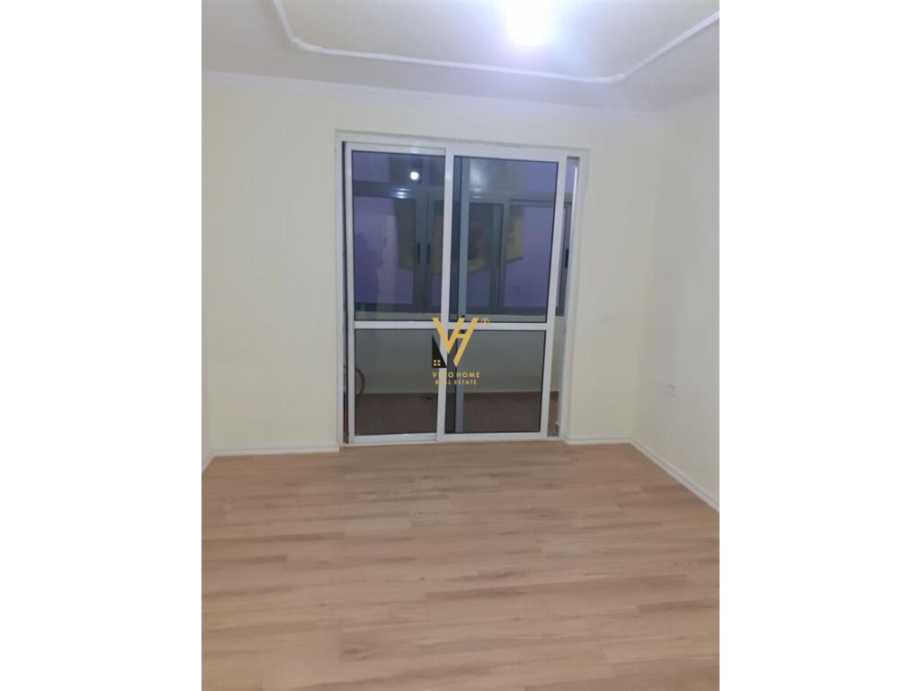 Shitet apartament 1+1+ballkon te shkolla e bashkuar 55 metra katror