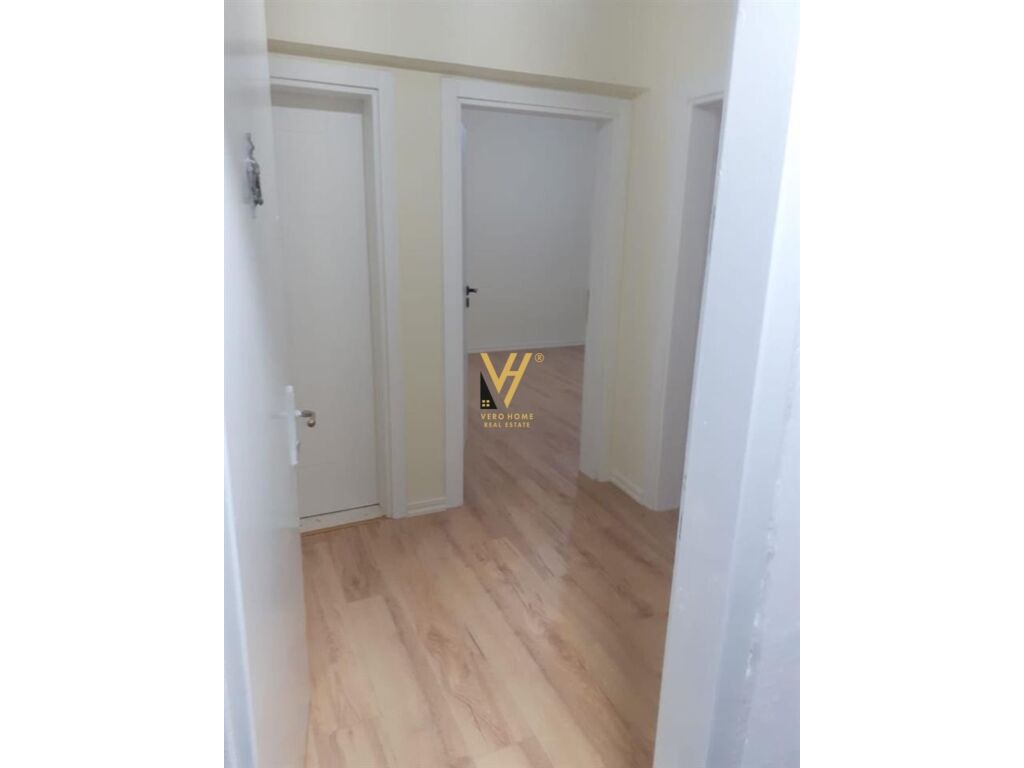Shitet apartament 1+1+ballkon te shkolla e bashkuar 55 metra katror