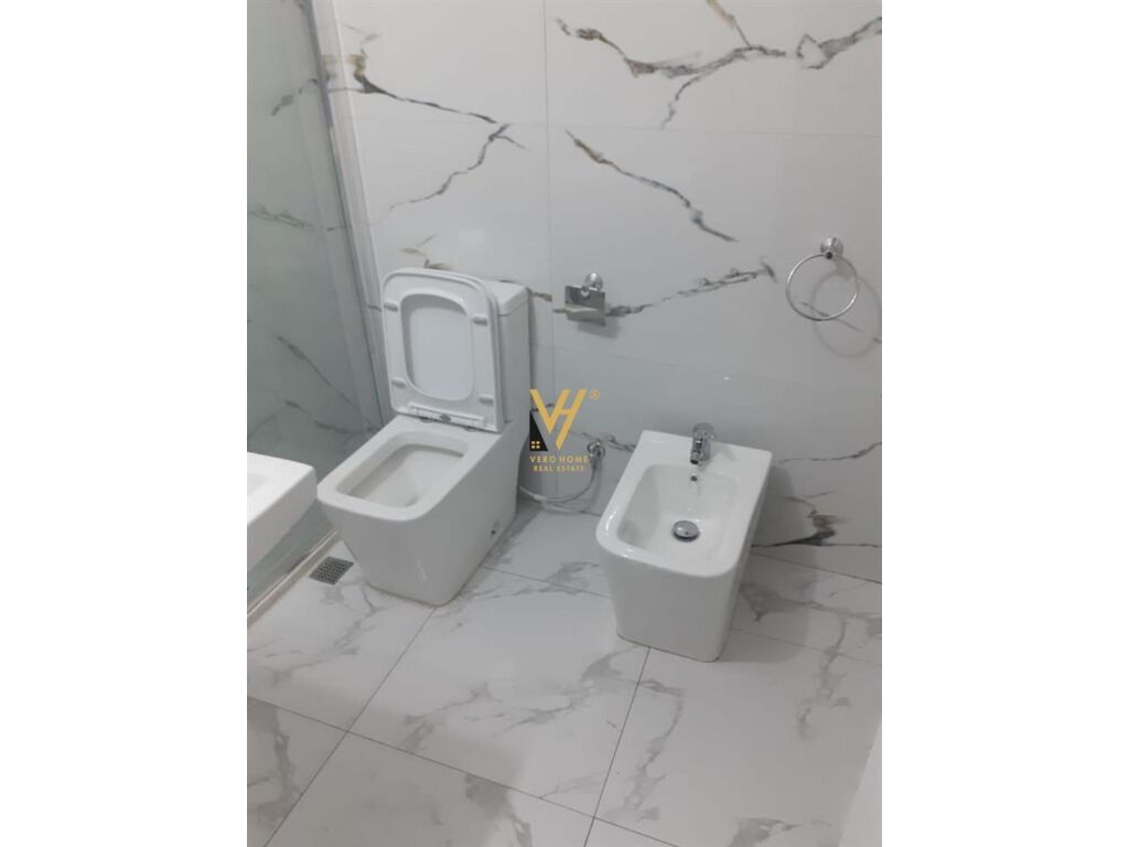 Shitet apartament 1+1+ballkon te shkolla e bashkuar 55 metra katror