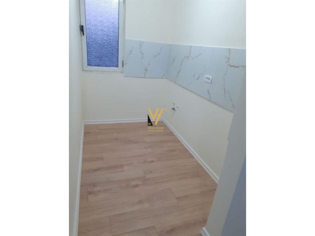 Shitet apartament 1+1+ballkon te shkolla e bashkuar 55 metra katror