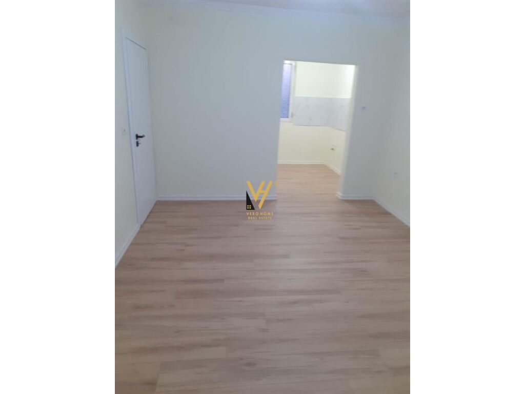 Shitet apartament 1+1+ballkon te shkolla e bashkuar 55 metra katror