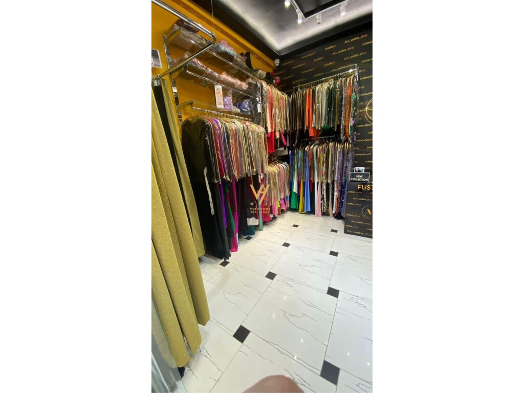 Shop for sale in paris commune 16 m²