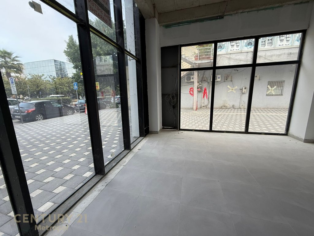 Ambiente commerciale in affitto a kamez - strade principali!