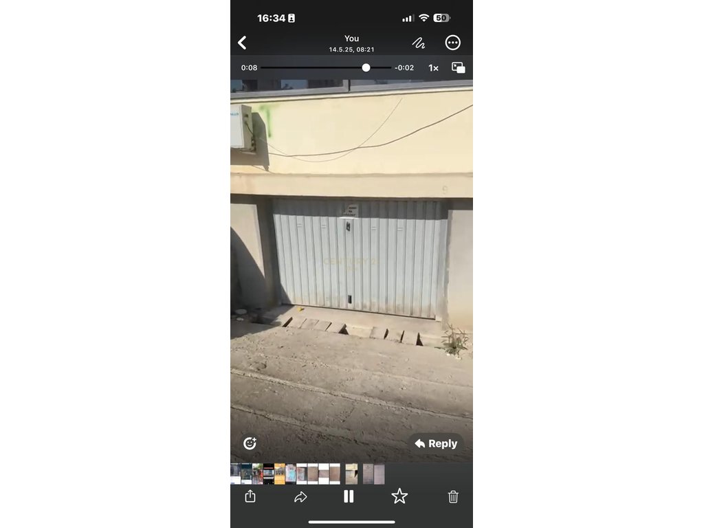 Geschlossener garage mit tür in der islam alla-strasse