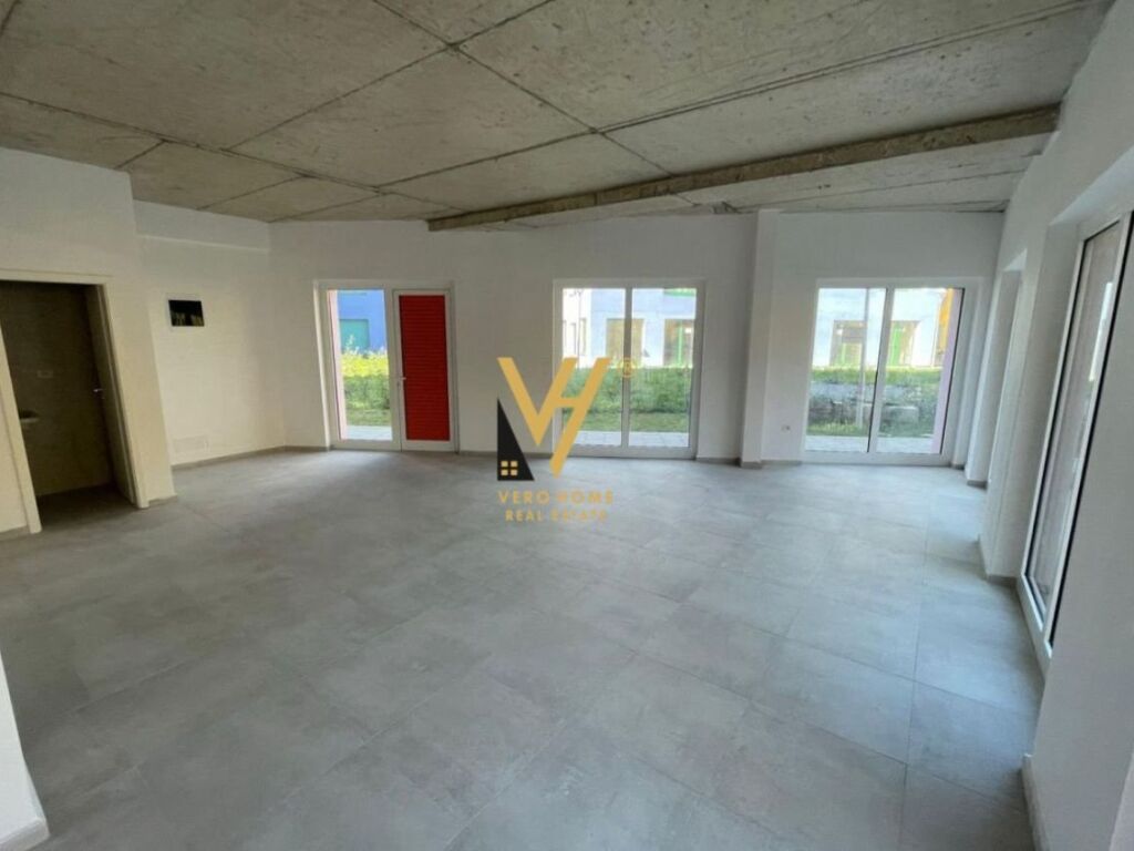 Se vende local comercial en la calle dritan hoxha 104 metros cuadrados