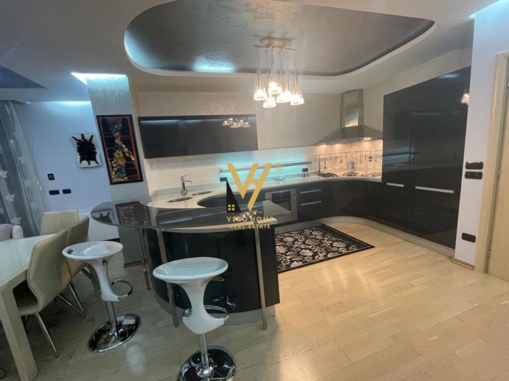 Apartamento en venta 3+1+2 en la antigua exposición, 212 metros cuadrados