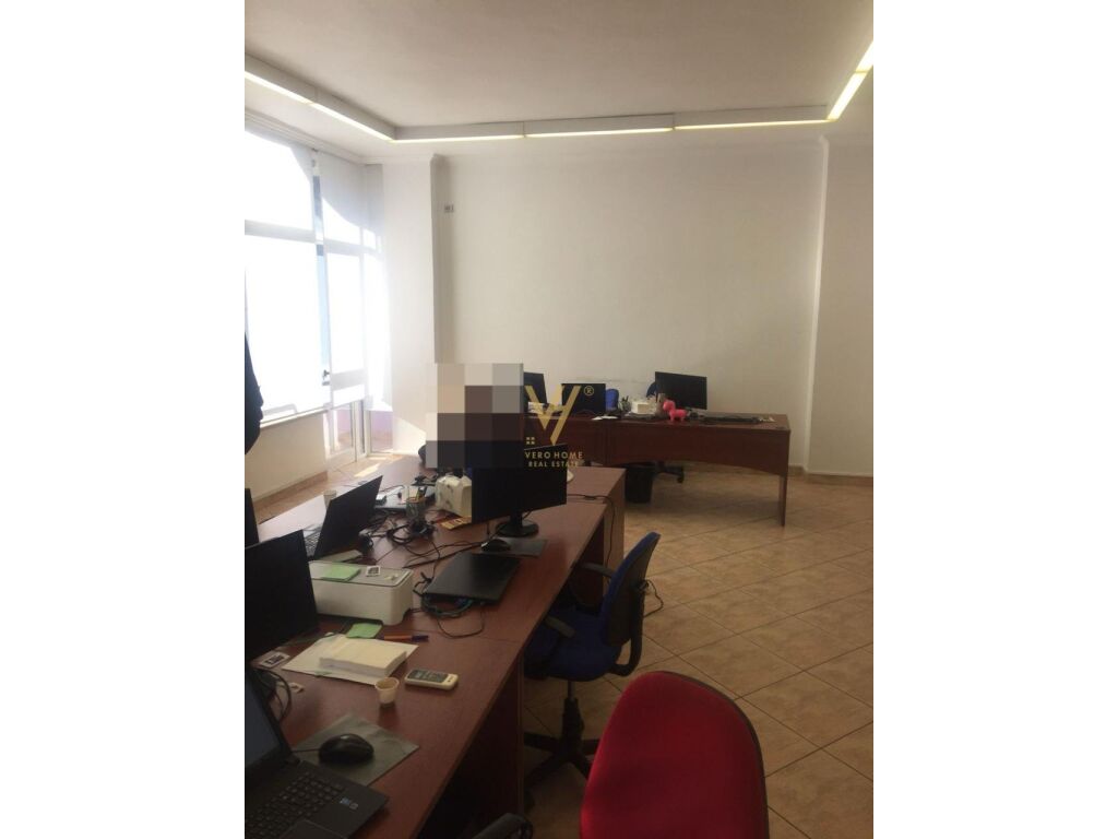 Vendesi locale commerciale nel Blloku di 300 metri quadrati