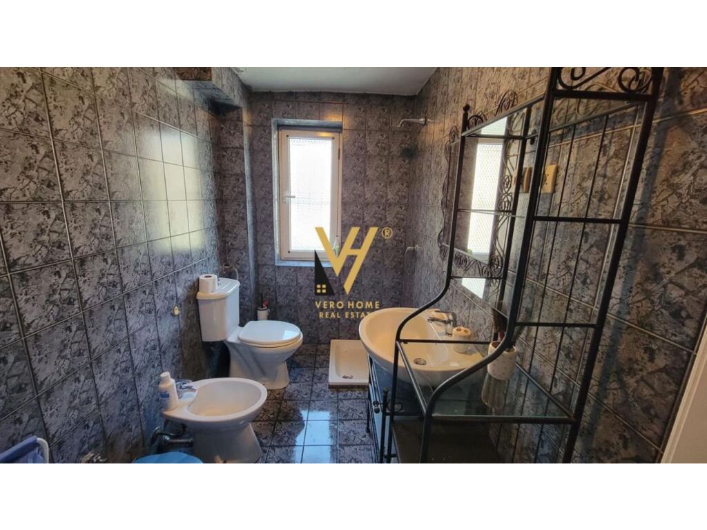 Shitet apartament 1+1 te Komuna e Parisit 63 metra katror