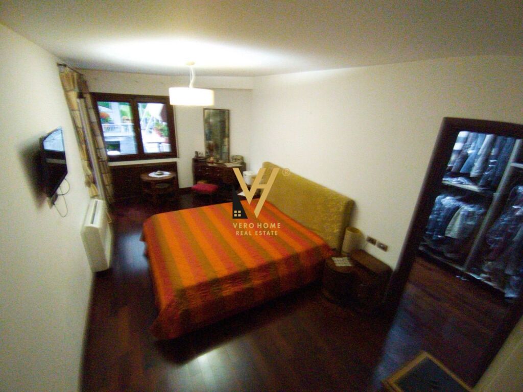 Shitet apartament 3+1+2 te botaniku 174 metra katror