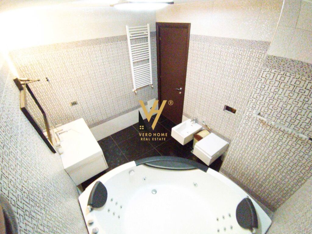 Shitet apartament 3+1+2 te botaniku 174 metra katror